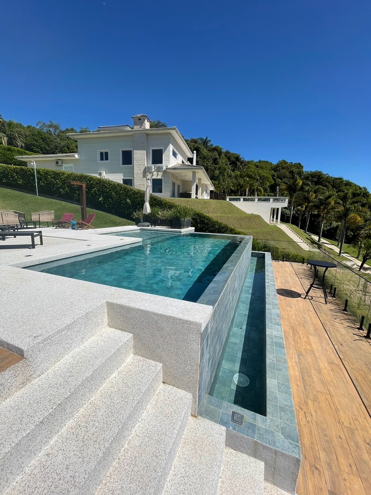 Piscina com Borda Infinita