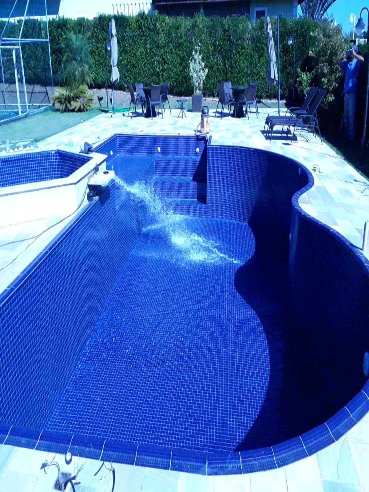 Piscina Irregular com Spa Elevado e Escada