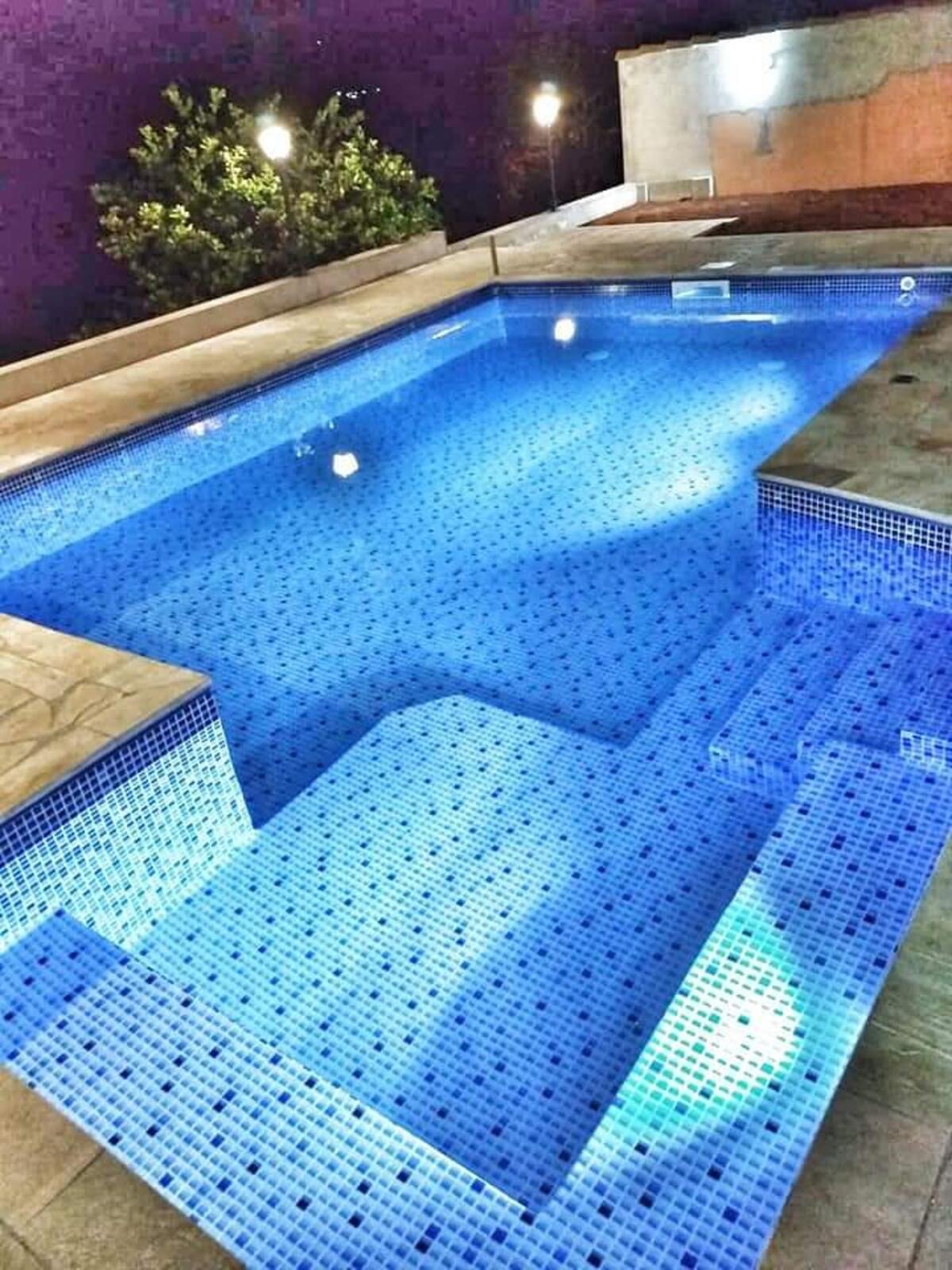 Piscina com Spa e Escada