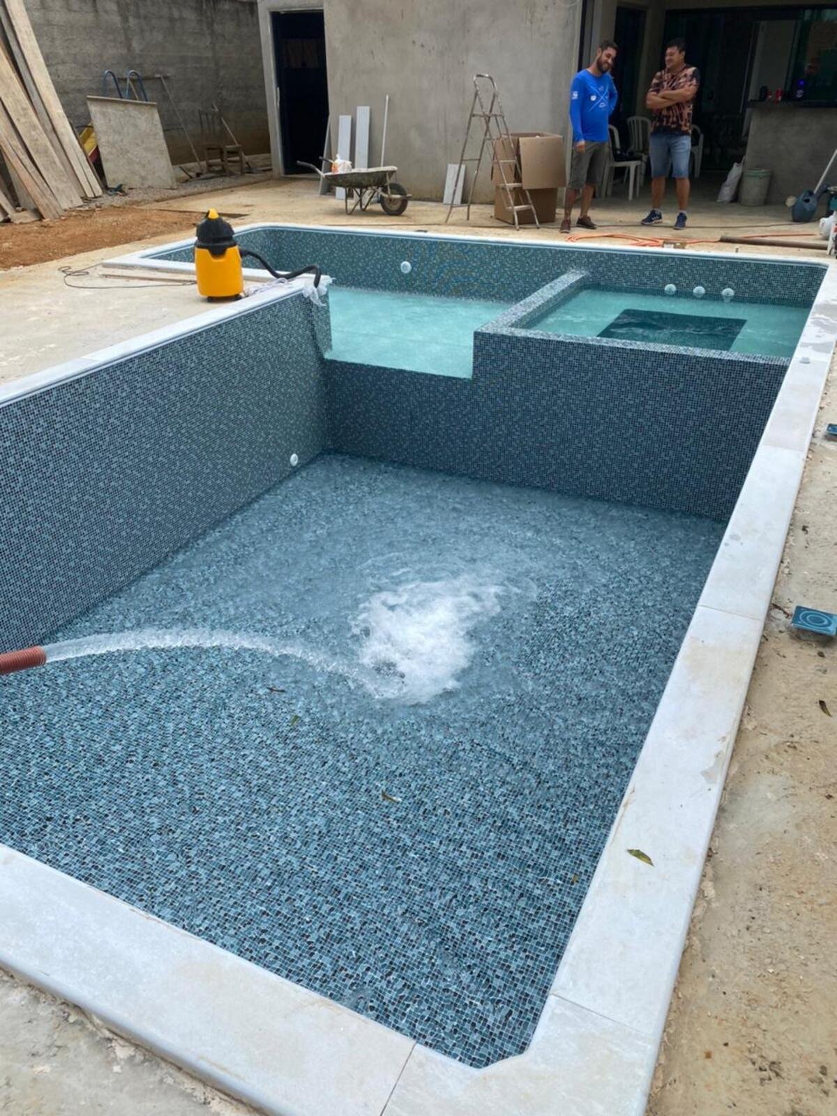 Piscina com Spa e Prainha